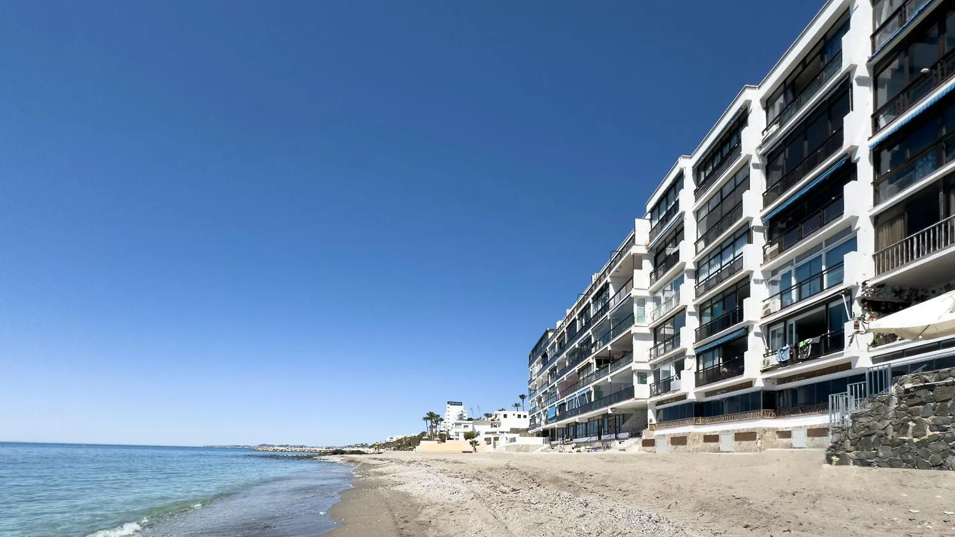 בנאלמדנה Seaside Paradise - Walk In, 5 Meters To The Ocean דירה